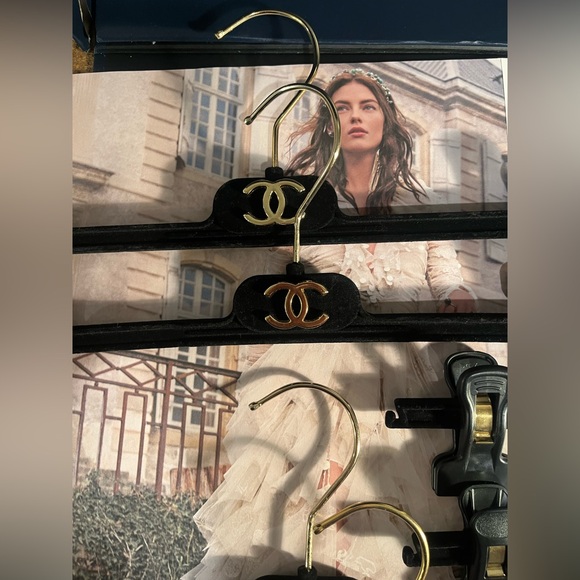 CHANEL black Velvet Hangers with Gold Chanel Logo Hangers set of 6 🎩🎩🎩🎩🎩🎩🎩🎩🎩🎩🎩 - Picture 2 of 7